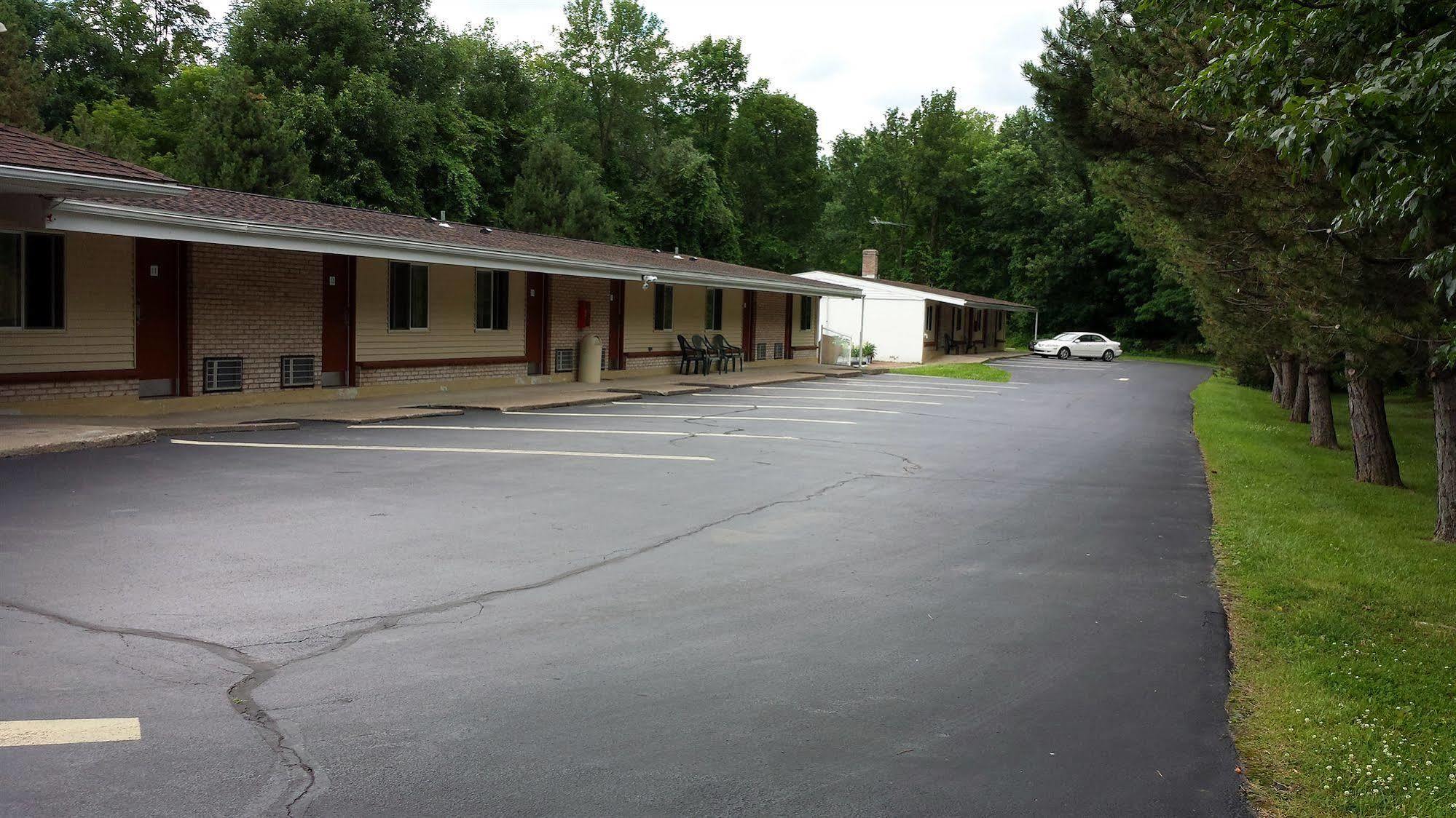 Budget Inn Fairport Exterior foto